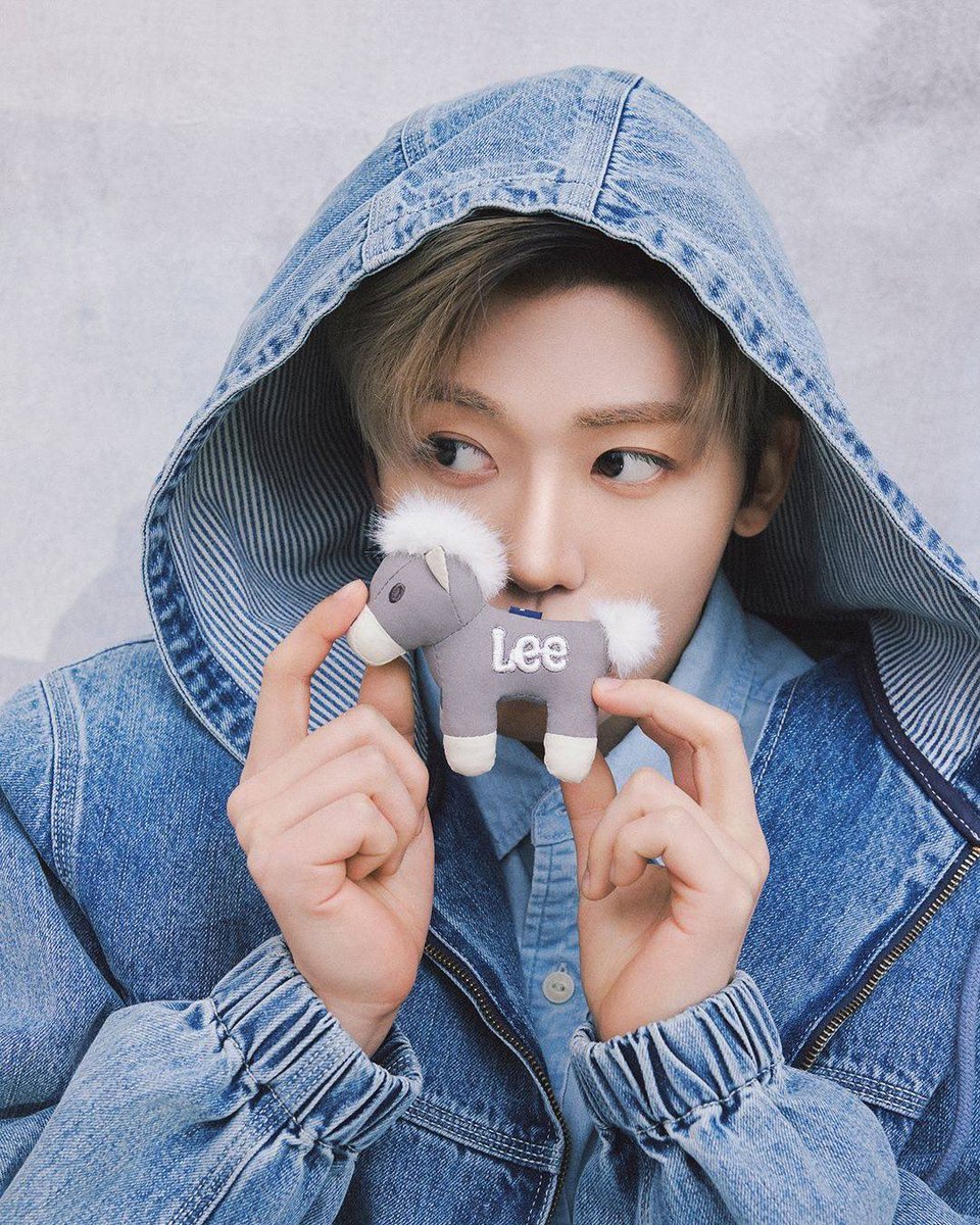 ElleMenThailand's tweet image. Jaemin แห่ง NCT ได้รับการแต่งตั้งให้เป็น Asia Pacific Ambassador คนล่าสุดของ Lee Jeans ถ่ายทอดจิตวิญญาณเดนิมที่ทั้งคลาสสิกและร่วมสมัย ผ่านมุมมองของศิลปินเจเนอเรชันใหม่

#ELLEMENReport
#JAEMINxLeeJeans
#JAEMIN_LeeAPACAmbassador