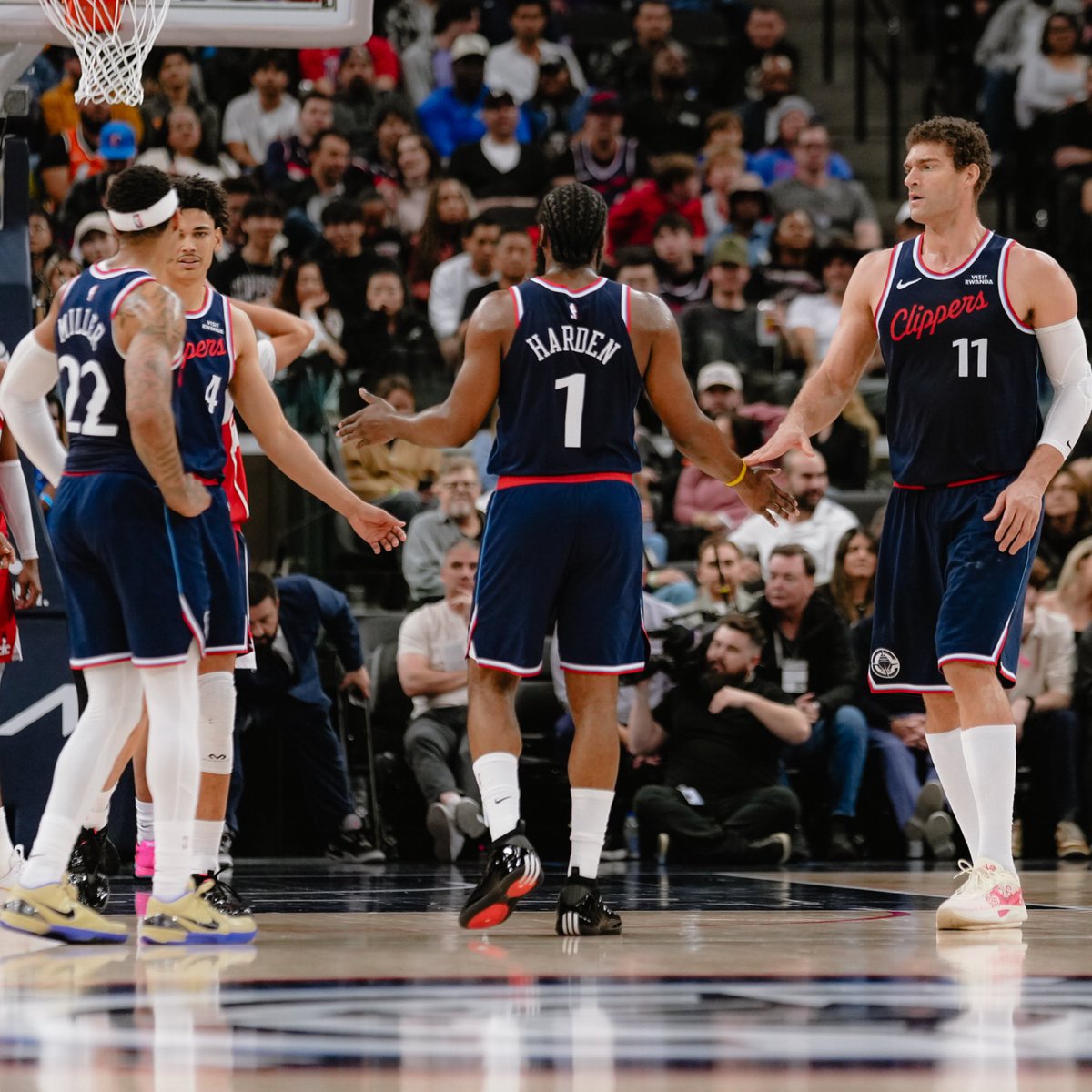 W at @IntuitDome! 🏠
Kawhi Leonard | 33 PTS, 3 REB, 4 AST, 4 STL
James Harden | 22 PTS, 5 REB, 8 AST
Yanic Konan Niederhauser | 16 PTS, 5 REB, 2 AST, 2 BLK
Jordan Miller | 11 PTS, 10 REB, 5 AST, 2 STL
Brook Lopez | 11 PTS, 4 REB, 1 AST, 1 BLK
Kobe Sanders | 11 PTS