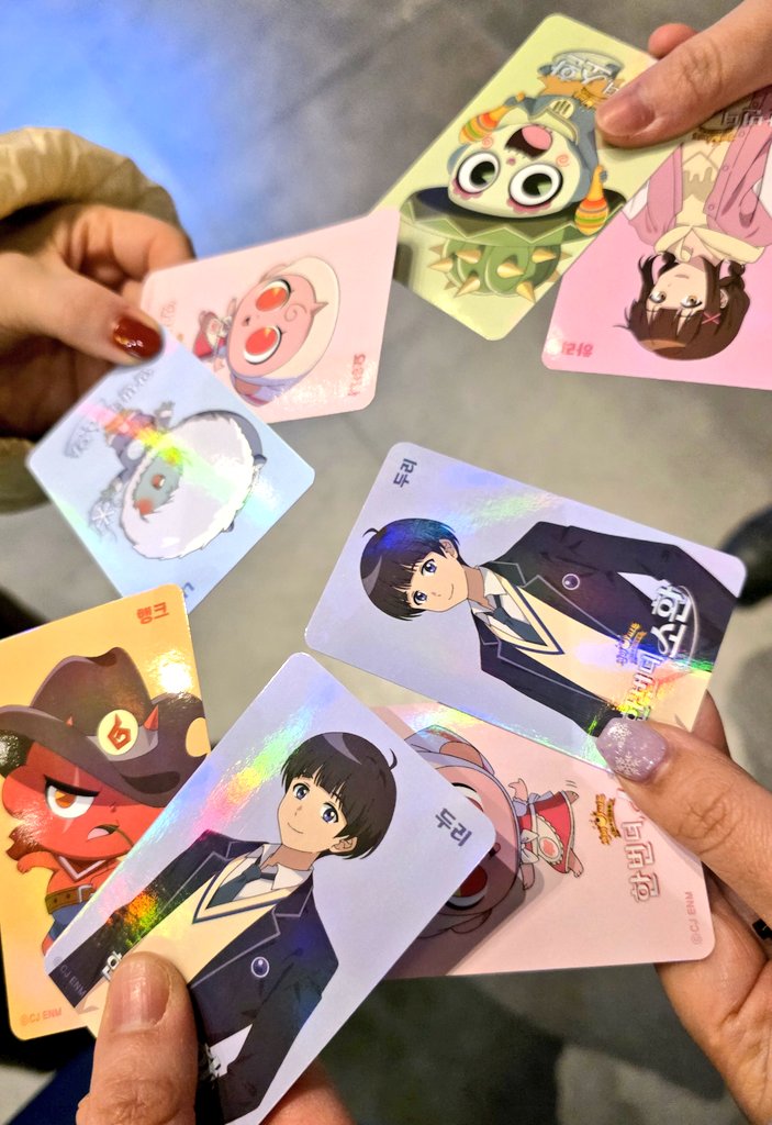 신비아파트 극장판 보고 왔어요~💕 스무살이 된 하리와 친구들... 어딘가에 취업한 강림이(?) 그리고 수험생이 된 두리까지... 오래된 친구들의 너무 그리웠던 소식을 들여다보는 것 같아 뭉클했어요. 두리 너무 훈훈하게 잘 크지 않았나요? 한결같은 바가지머리인데 아이돌마냥 상큼하다니...🥹❤️