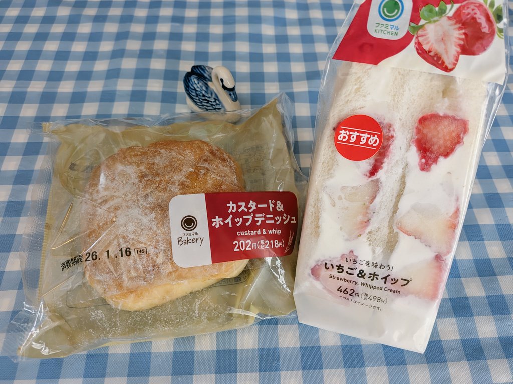 幸せタイム💕
ほんと、いちどハマると飽きるまで毎日食べちゃう。
ひとつだけ残ってたいちご＆ホイップも。こんなの見たらぜったい買っちゃうじゃ~ん🍓😋🍓