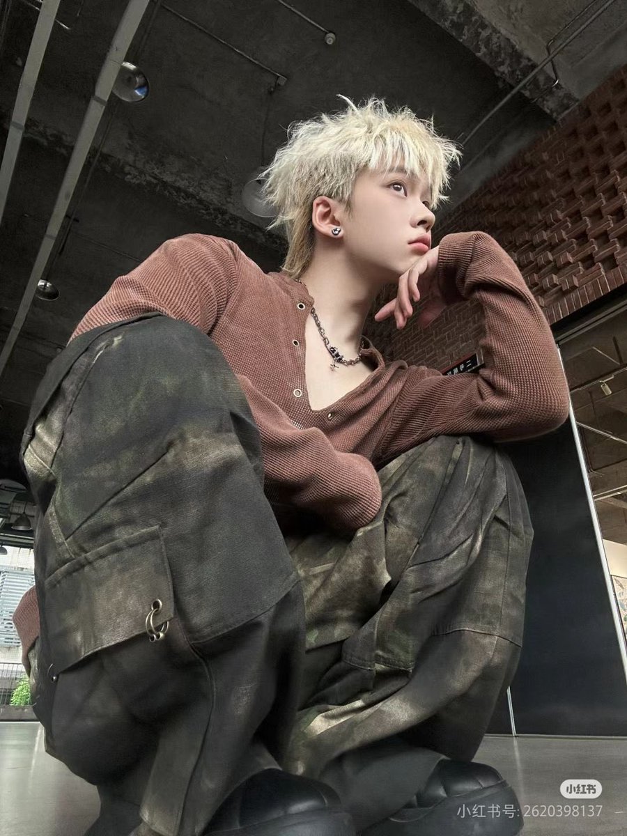 Sendyyy0_0's tweet photo. Reference wardrobe aku di MV "Harus Kemana", foto hanya pemanis alias masa begitu https://t.co/6y5t4UD7Vq