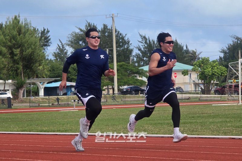 일개팬 이글렛 : 문동주 연봉 2억이면 가만안둠 ㅂㄷ 
사이판 문동주 : 태인이형♡♡♡♡♡♡♡♡♡

🥸..