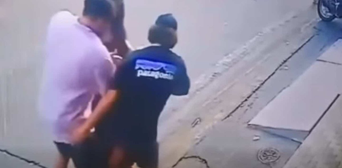 ThaigerNews's tweet image. A UAE tourist in Pattaya lost 14,500 baht after two men distracted him while he chatted with a woman. CCTV shows the pair arriving on a motorbike and fleeing right after. Police are reminding visitors to stay alert in nightlife spots. #Pattaya #Thailand #TravelSafety
