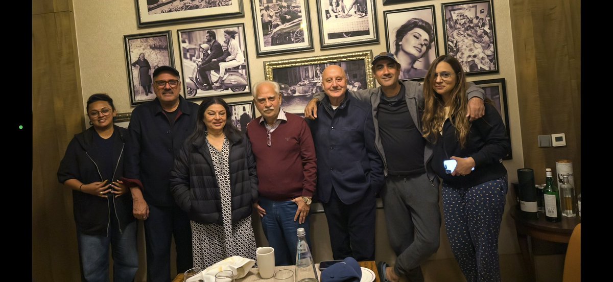 AnupamPKher's tweet image. We the “Khoslas and Khurana” had the privilege of spending some quality time with the cinema ICON and one of my favourite people Mr. #RameshSippy last night! Heard some amazing #BehindTheScenes stories of the epic #Sholay #Andaaz and #SeetaAurGeeta! Also Sippy Saab played the