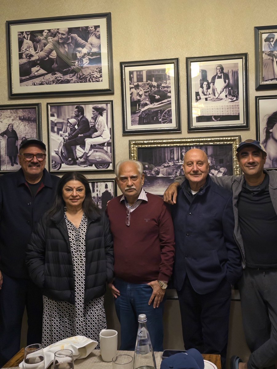 AnupamPKher's tweet image. We the “Khoslas and Khurana” had the privilege of spending some quality time with the cinema ICON and one of my favourite people Mr. #RameshSippy last night! Heard some amazing #BehindTheScenes stories of the epic #Sholay #Andaaz and #SeetaAurGeeta! Also Sippy Saab played the