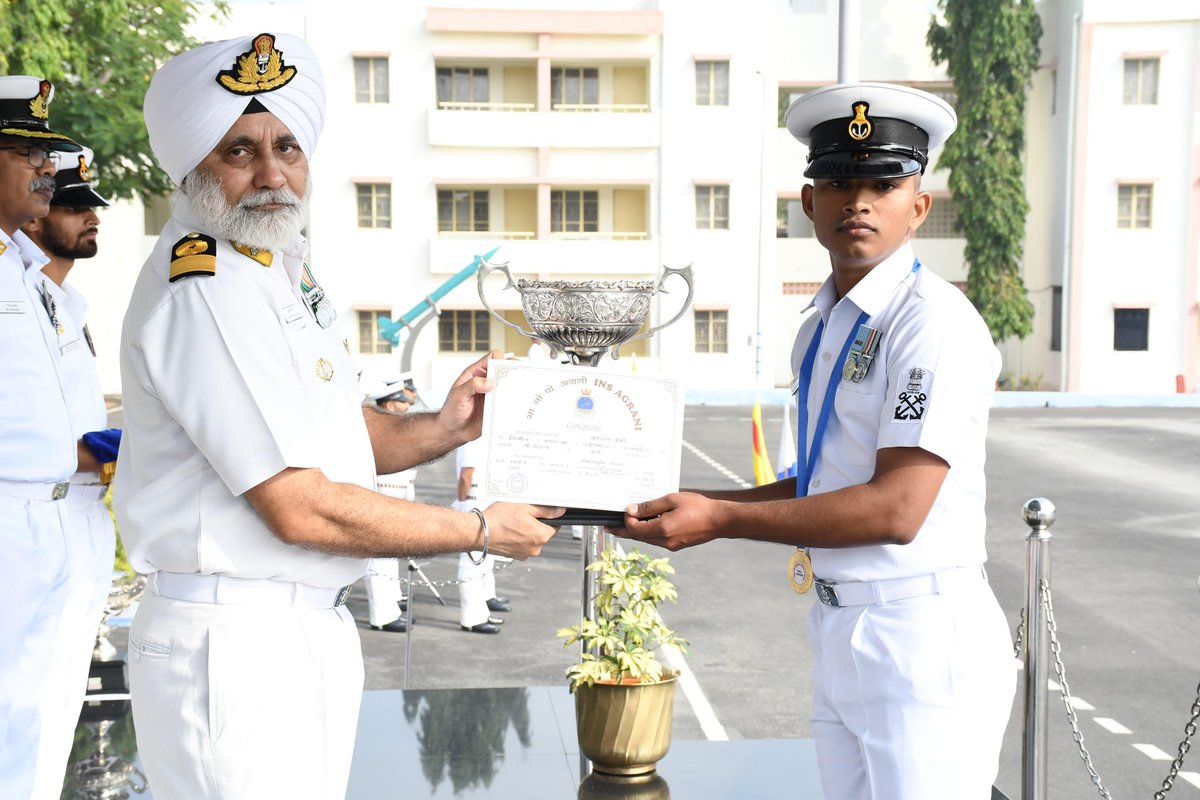 #HarKaamDeshKeNaam

Reviewing Officer Cmde Manmohan Singh, Commanding Officer #INSAgrani awarded medals to achievers of #IndianNavy and #IndianCoastGuard on successfully completing the CPO (Management) and PO (Leadership) Courses on #14Jan 26. A testament to rigorous training and