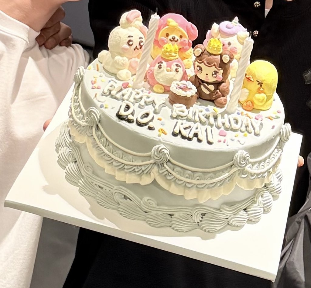 xunhuas's tweet image. The EXO members’ representative animal characters on the card cover sticker for the ‘REVERXE THE WORLD’ pop-up matches the ones on Jongin &amp;amp; Kyungsoo’s birthday cake~!

🐰 COTTONEE
🦄 Bob
🐶 열댕이 (Yeoldaengie/Yeolpuppy)
🐧 핑귀니 (Pinguinie)
🐻 NINIBEAR
🐥 오아리 (Ohari/Ohchick)