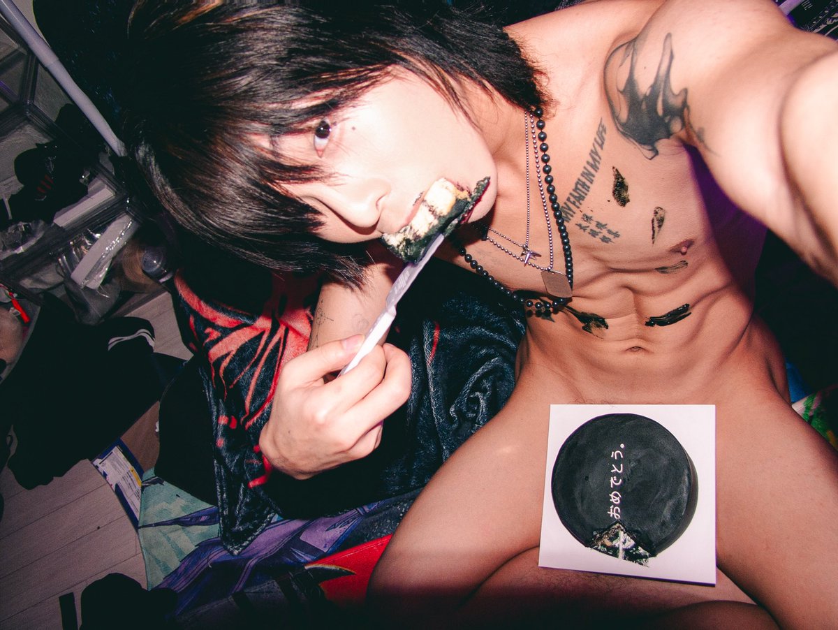 생일웹화보 너무 좋아해줘서
기념으로 사진 하나 더 푼다
좋아요 리트윗 갈기면 맛보기 더줄게!!
#오프 #건오 #섹트