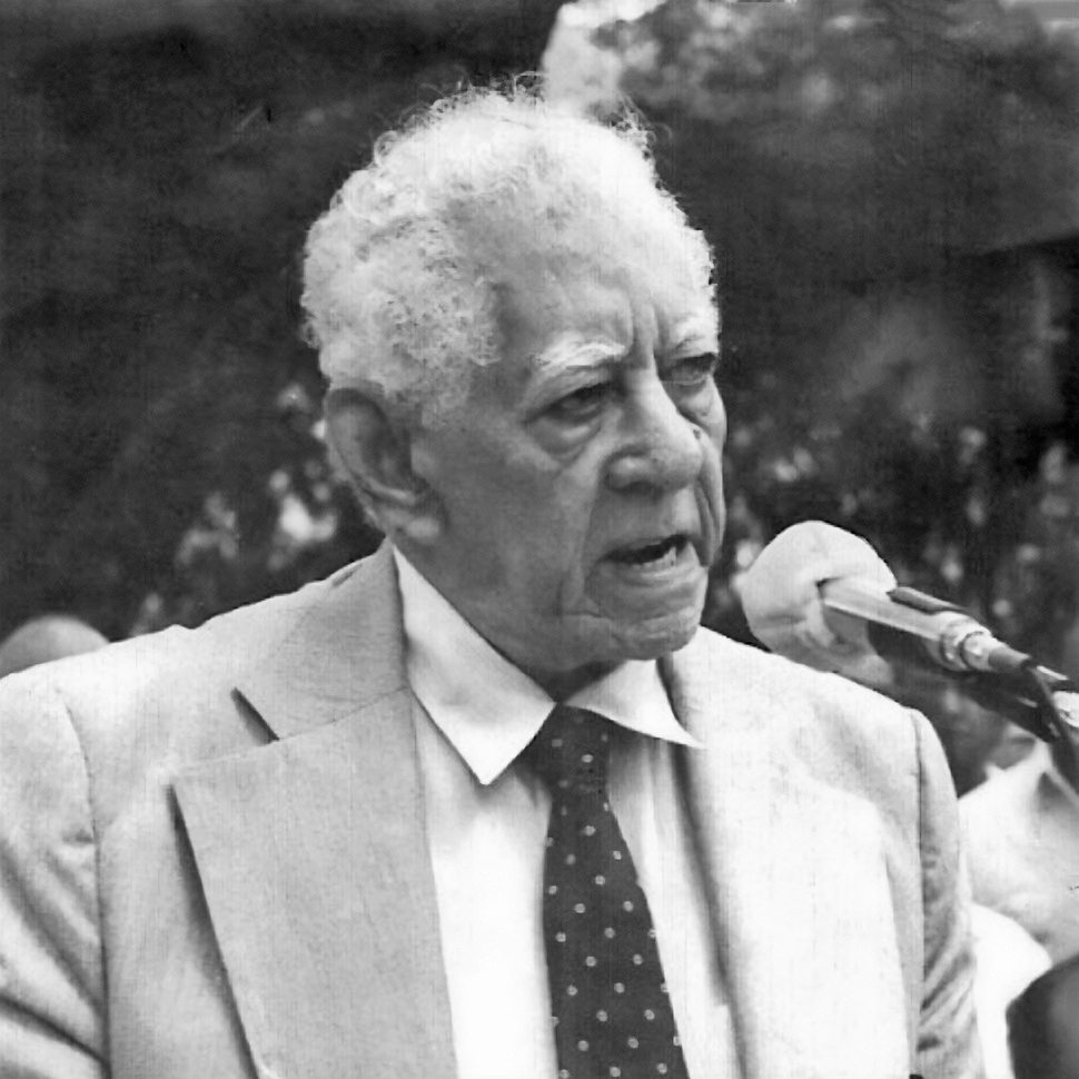 "Hay quienes quieren a un magisterio sumiso, arrinconado, incapaz de levantar la voz; pero un pueblo que tenga maestros de esa categoría tendrá que ser un pueblo de esclavos."

Luis Beltrán Prieto Figueroa
* hoy, Día del Maestro, in memoriam.