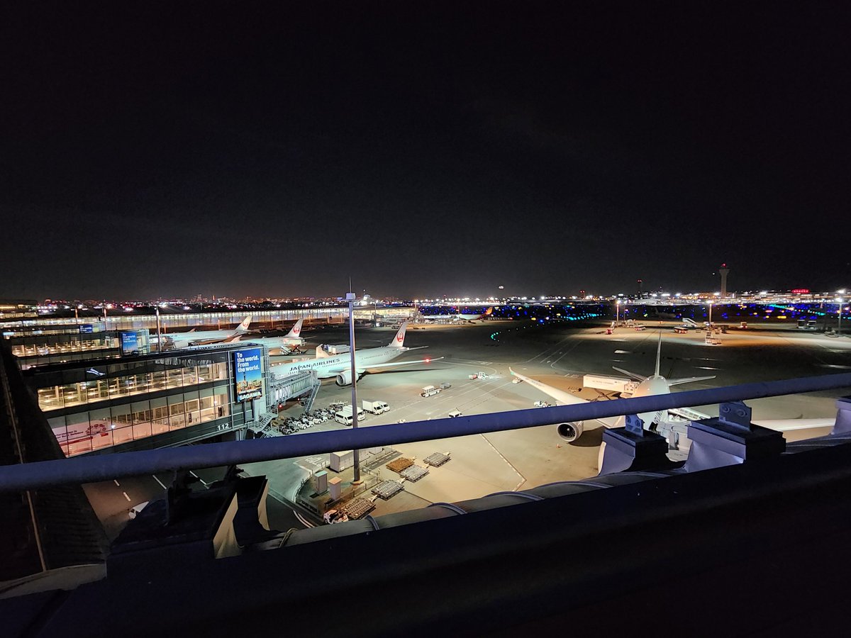 モロッコ再訪の旅へ🇲🇦 旅のお供はティトとメルです😊夜の空港きれい〜〜✨