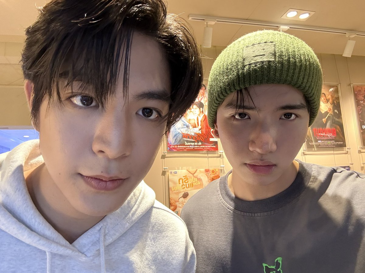 ไอหนูเห็นป้ายข้างหลังไหมลูก อันนั้นพี่กับแป๋วพี่เอง