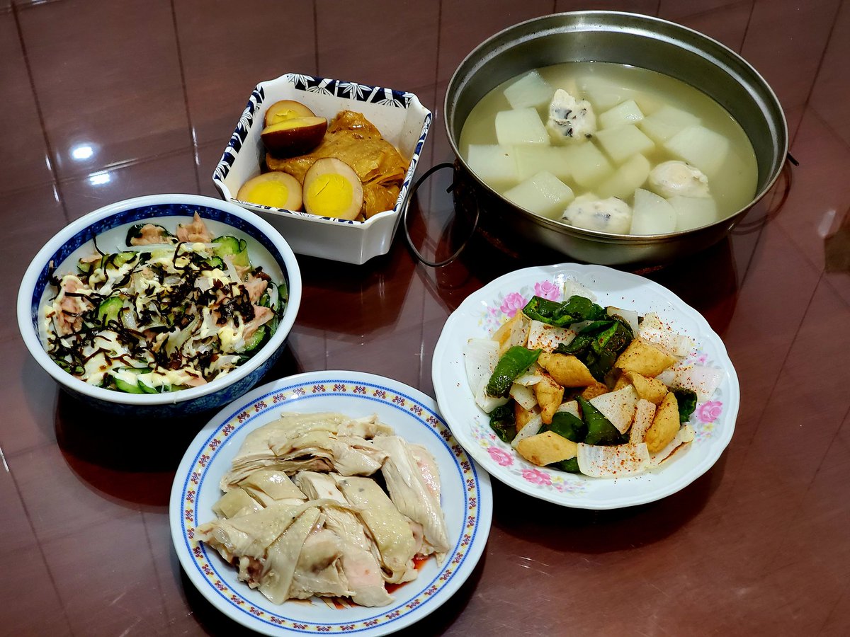 中醫說：冬吃蘿蔔夏吃薑
剛好有台灣產地的白蘿蔔入手一條
一半做柚子漬物
剩下配虱目魚丸成湯品

趁近期鹽昆布用的上手之際
夏天餐桌會吃的涼拌鮪魚洋蔥
調整小黃瓜為主、洋蔥絲為輔
搭上日式美乃滋後
再灑上切碎的鹽昆布
成為另一道餐桌新菜單😋😋