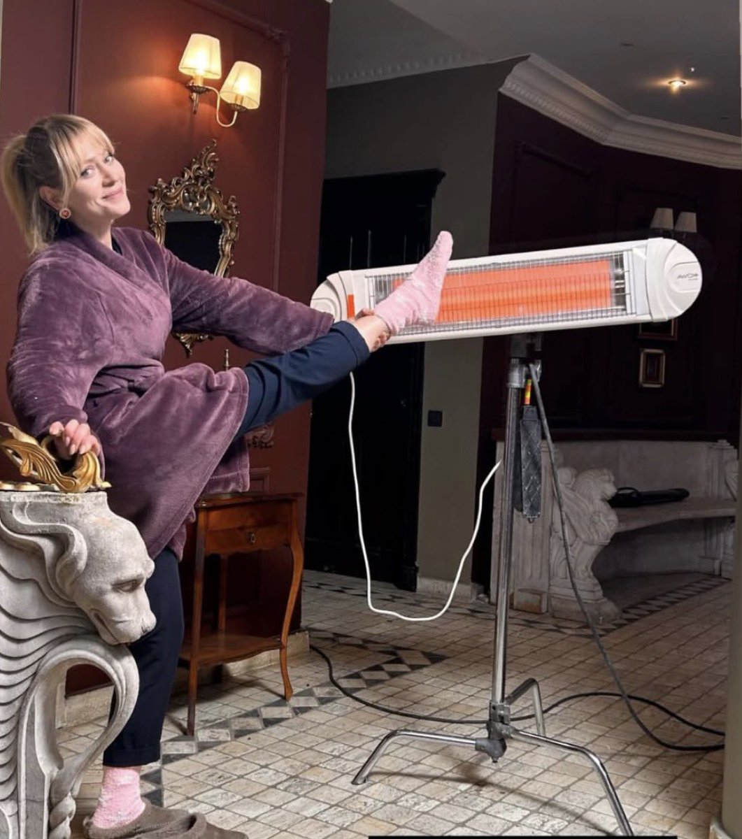 crop mini etek giyinen kızların yanında bizim güncel kış kombinleri