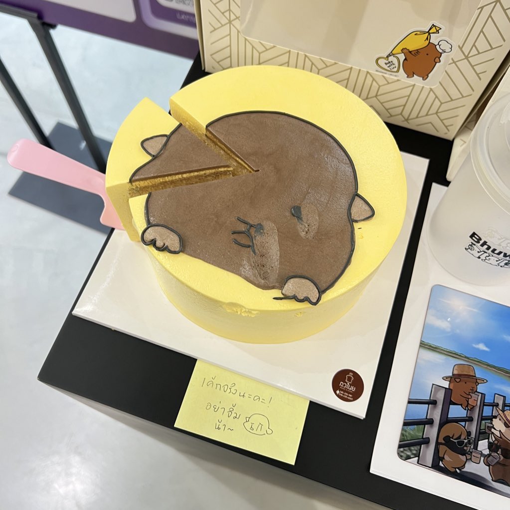 iamnotpalo's tweet image. แต่เซ็งสุดวันนี้คือเค้กลาเต้โดนเด็กที่ไหนไม่รู้มาจิ้มซะหน้าเละ เข้าใจว่าลาเต้มันน่ากิน แต่อย่าทำแบบนี้จิ ไม่น่ารักเลยย 😞