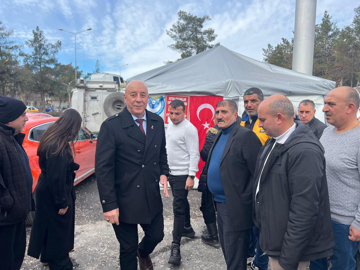 Zafer Partisi Olarak;

DEM Parti yönetimindeki Diyarbakır Büyükşehir Belediyesi ve diğer DEM’li belediyelerden işten çıkarılan işçileri dem belediyesinin  önünde haklarını aramak için kurdukları çadırı genel başkan yardımcımız özgür kibritçioğlu ve il başkanımız Hamza Yılmaz ile