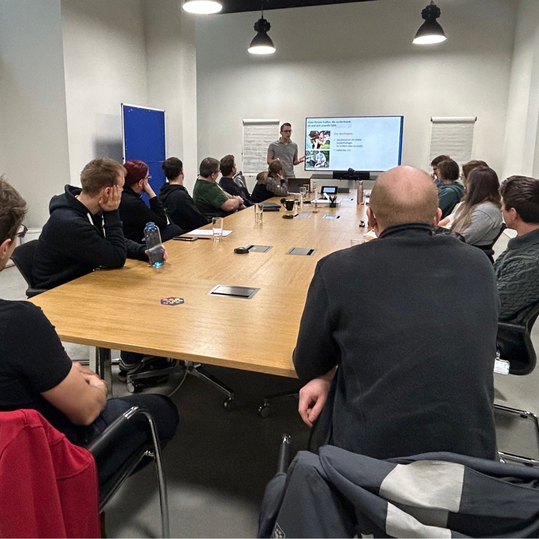 Fit für den Ernstfall 💪🚑
Schnell und richtig handeln – darum ging es beim Auffrischungskurs der Ersthelfer:innen bei RUBICON. ✅ Wissen aus dem Grundkurs wurde praktisch geübt, Teamgeist gestärkt und Sicherheit im Notfall gefestigt. 🙌👥