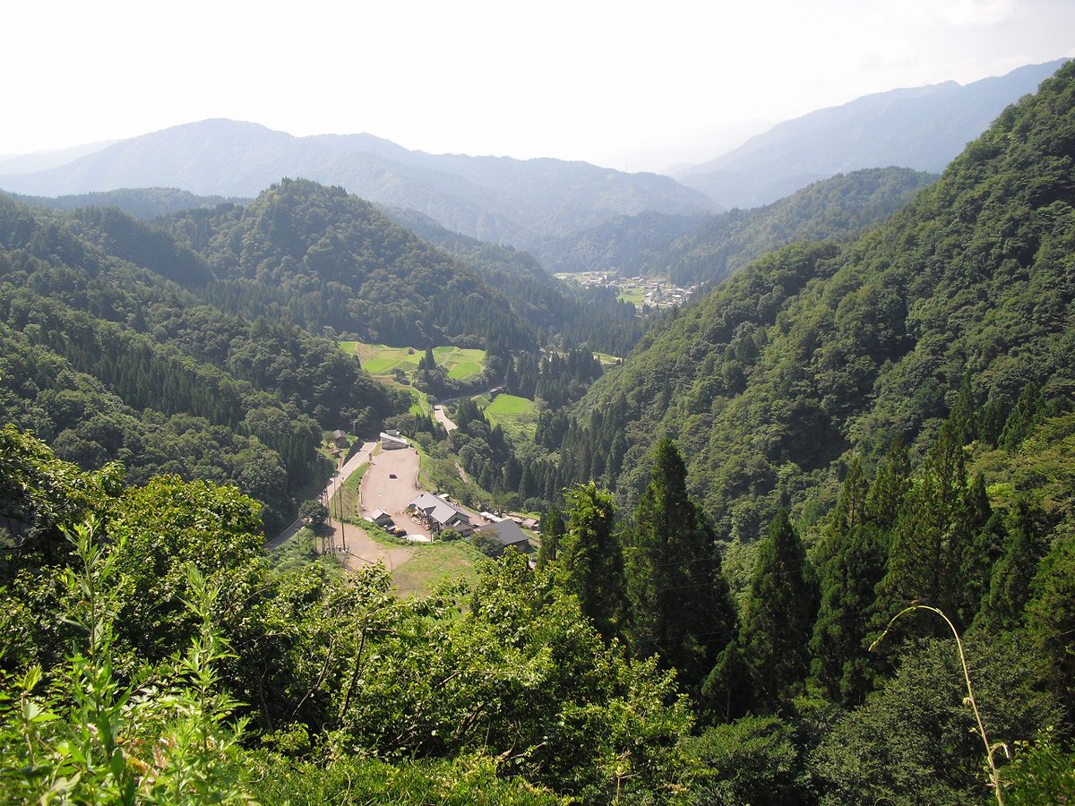 郡上市　石徹白町（への道中）

都会の人が考える田舎って、田舎者には都会ですよね
田舎の意見として反論するときの田舎はこれくらいですよね