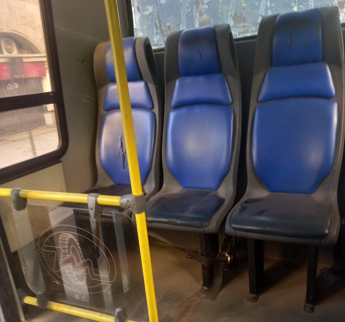 En general nos quejamos de ir parados en el bondi, ahora ni sentarnos podemos. Y aconsejan ponerse ropa clara por el calor... 
Una luca el boleto!!!