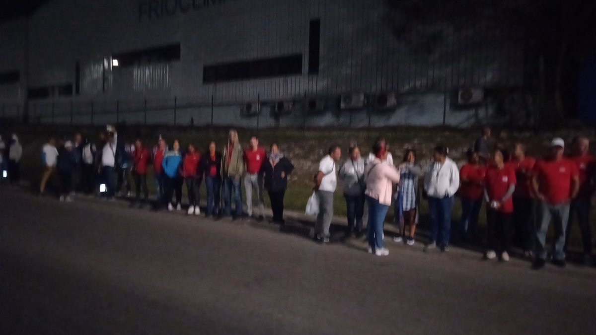 Los trabajadores de TRANSCUPET, presentes en el recibimiento de los 32 combatientes cubanos caídos en la República Bolivariana de Venezuela.
#CubaHonra 
#HonorYGloria 
#Cuba 
#PetrolerosPorCuba