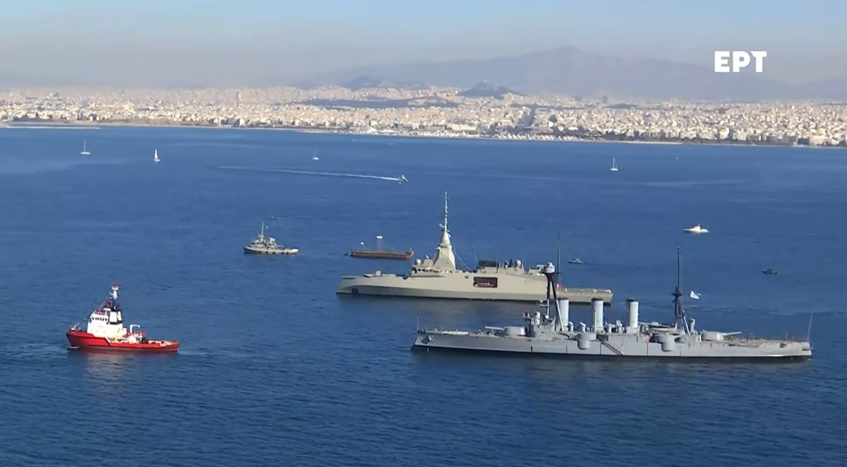 kerutya's tweet image. おぉ...ギリシャ海軍さんの最新鋭フリゲート「キモン」が復元された三段櫂船「オリンピアス」や1910年進水の装甲巡洋艦「イェロギオフ・アヴェロフ」と肩を並べている。二千数百年の海軍艦艇の進歩がワンカットに納まってる。ギリシャ海軍さん、なんてものをお出ししてくれてるんだ...