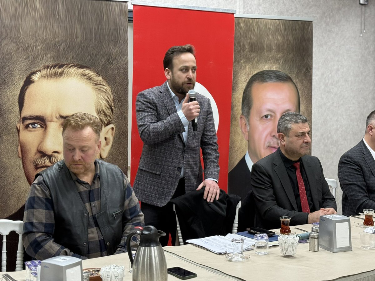aktepebasii's tweet photo. İlçe Başkanımız Serhat Tunç ile birlikte; teşkilatımızın mahalle başkanları ve yönetim kurulumuzun katılımıyla istişare toplantımızı gerçekleştirdik.
Toplantımızda mahallelerimizden gelen talepleri, sahadaki çalışmaları ve önümüzdeki dönemde hayata geçireceğimiz faaliyetleri detaylı şekilde ele aldık.

Birlik ve beraberlik içinde yürüttüğümüz bu istişarelerle, teşkilatımızın sahadaki etkinliğini daha da artıracak adımları planladık.
Önümüzdeki sürece dair yol haritamızı netleştirerek, Tepebaşı için daha güçlü, daha kararlı ve daha koordineli bir çalışma sürecine giriyoruz.

🔸 AK Parti Seninle #Tepebaşı