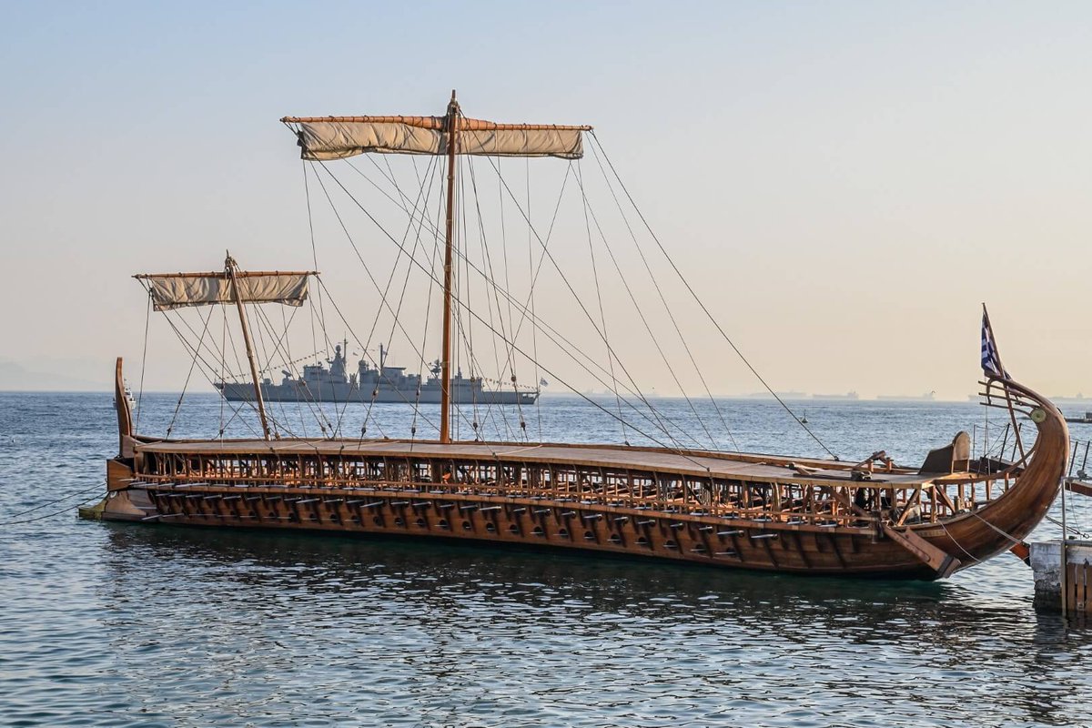 kerutya's tweet image. おぉ...ギリシャ海軍さんの最新鋭フリゲート「キモン」が復元された三段櫂船「オリンピアス」や1910年進水の装甲巡洋艦「イェロギオフ・アヴェロフ」と肩を並べている。二千数百年の海軍艦艇の進歩がワンカットに納まってる。ギリシャ海軍さん、なんてものをお出ししてくれてるんだ...