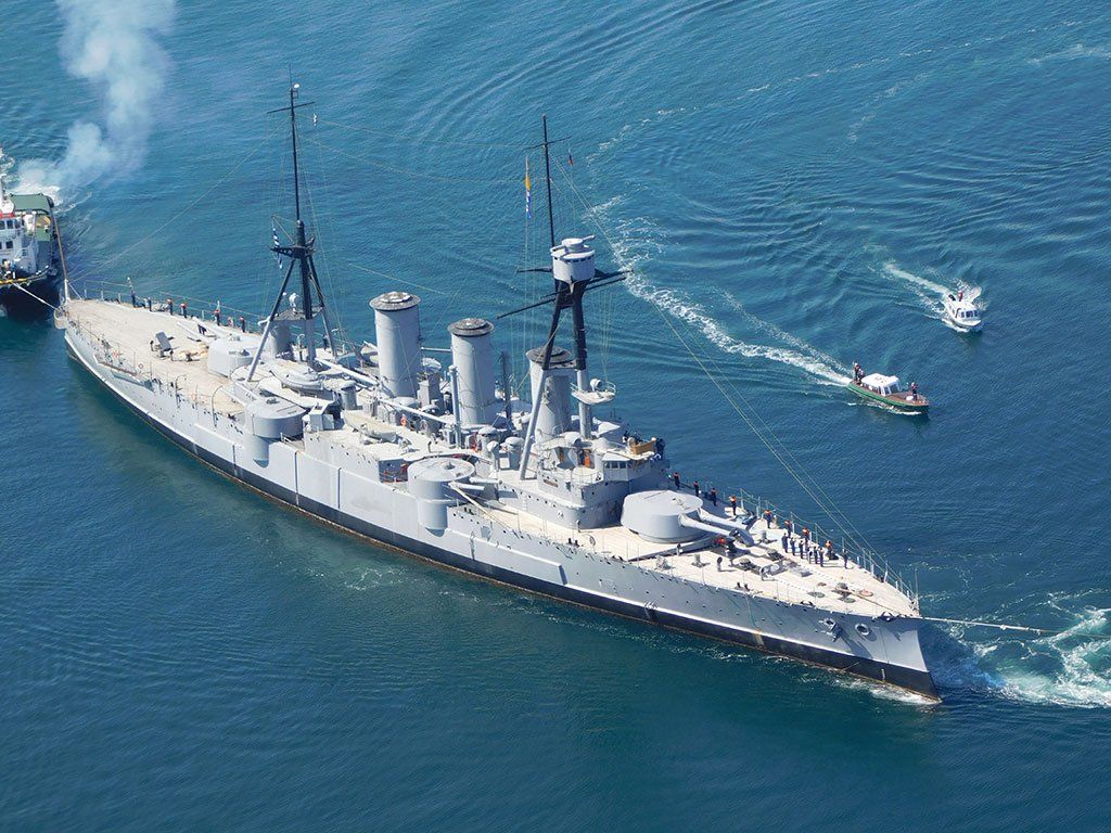 kerutya's tweet image. おぉ...ギリシャ海軍さんの最新鋭フリゲート「キモン」が復元された三段櫂船「オリンピアス」や1910年進水の装甲巡洋艦「イェロギオフ・アヴェロフ」と肩を並べている。二千数百年の海軍艦艇の進歩がワンカットに納まってる。ギリシャ海軍さん、なんてものをお出ししてくれてるんだ...