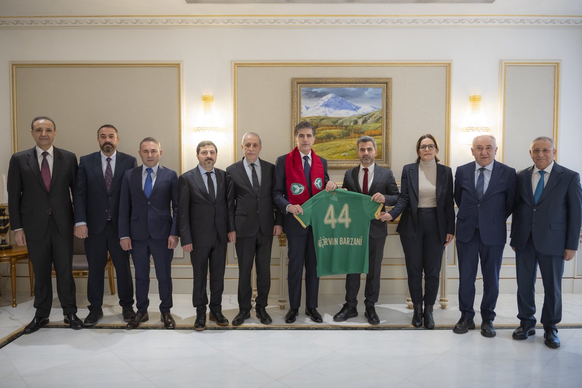 amedskofficial's tweet photo. Şandeya me ya ku ji Serokê Klûba me Nahit Eren, Serokê Lijneya Şêwirmendiyê Metin Kılavuz û endamên Lijneya Rêvebiriyê pêk tê, serdana xwe li Herêma Kurdistanê ya Iraqê didomîne.

Îro, şandeya me ya li Hewlêrê, bi Serokê Herêma Kurdistana Iraqê, Birêz Nêçîrvan Barzanî re civîya.

Birêz Nêçîrvan Barzanî kêfxweşiya xwe nîşanî nêrîna Amedsporê ya li hember werzîşê, kelecana ku di civakê de diafirîne û bandora wê ya civakî da û ji Amedsporê re serkeftinên berdewamî xwest.

Di hevdîtinê de, li ser hevkariya gelek mijaran nêrînen xwe parve kirin.
💚❤️
Heyetê ma yo ke mîyan de Serekê Kulûbê ma Nahît Eren, Serekê Heyetê Şêwirmendîye yê ma Metîn Kilavuz û endamê Heyetê Rayberdişî estbî, zîyaretanê xo yê Herêma Kurdîstanê Iraqî domneno.

Heyetê ma ke ewro Hewlêr de bi, bi Serekê Hukmatê Herêma Kurdîstanê Iraqî Birêz Nêçîrvan Barzanîyî reyde pêvînayîş kerd.

Birêz Nêçîrvan Barzanîyî; perspektîfê Amedsporî yê seba sporî, coş û tesîrê sosyalî yo ke cimat ser o viraşto ver keyfweşîya xo ard ziwan û waşt ke wa serkewtişê Amedsporî daîmî bi.

Pêvînayîş de xeylê babetan ser o seba hemkarîye, fikrî ameyî parekerdene.
💚❤️
Kulüp Başkanımız Nahit Eren, İstişare Kurulu Başkanımız Metin Kılavuz ve Yönetim Kurulu üyelerimizin yer aldığı heyetimiz, Irak Kürdistan Bölgesi’ndeki ziyaretlerini sürdürüyor. 

Bugün Hewlêr’de olan heyetimiz, Irak Kürdistan Bölgesel Yönetimi Başkanı Sayın Nêçîrvan Barzanî ile görüştü. 

Sayın Nêçîrvan Barzanî; Amedspor’un spora bakış açısını, toplumda yarattığı heyecan ve sosyal etkiden duyduğu memnuniyeti ifade etmiş ve başarılarının devamını dilemiştir.

Görüşmede bir çok konu başlığında işbirliği için fikir alışverişinde bulunulmuştur.