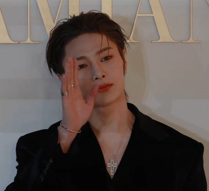 it looks brown because it’s ginger + black spray. i need everyone to breathe.Its literally COLOR THEORY. calm TF down.