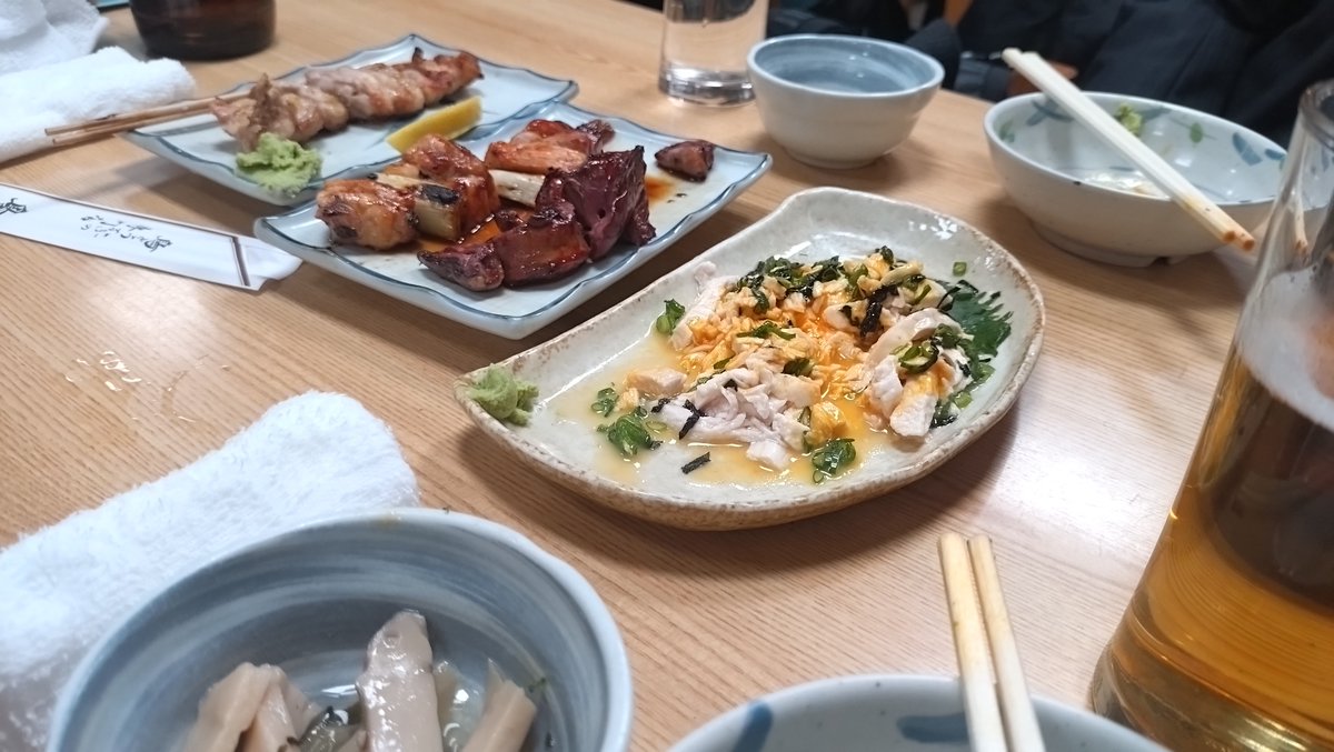 tech_ji's tweet image. 先輩方と焼き鳥屋☆
1975年のロンドンに行きたいって！ロキシーミュージックがサディスティック・ミカ・バンドと回ったツアー観たいってさ！今でも好きなのがザ・バンドとディランとロキシーなんだって！全然ロックな人じゃないのにw
俺も聴いてるけどただの後追いだしリアルタイムの人には敵わないや