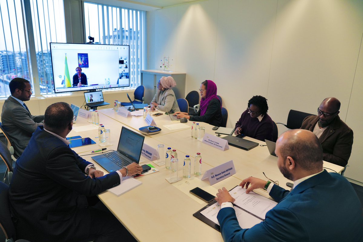 PressACP's tweet image. En visioconférence, le Secrétaire général de l’OEACP, S.E. Moussa Saleh Batraki (@mbatraki), a tenu une séance de travail avec S.E. Mme Louise Pierrette Mvono, Ministre de la Planification de la République gabonaise, consacrée aux préparatifs du Sommet des affaires que le Gabon…