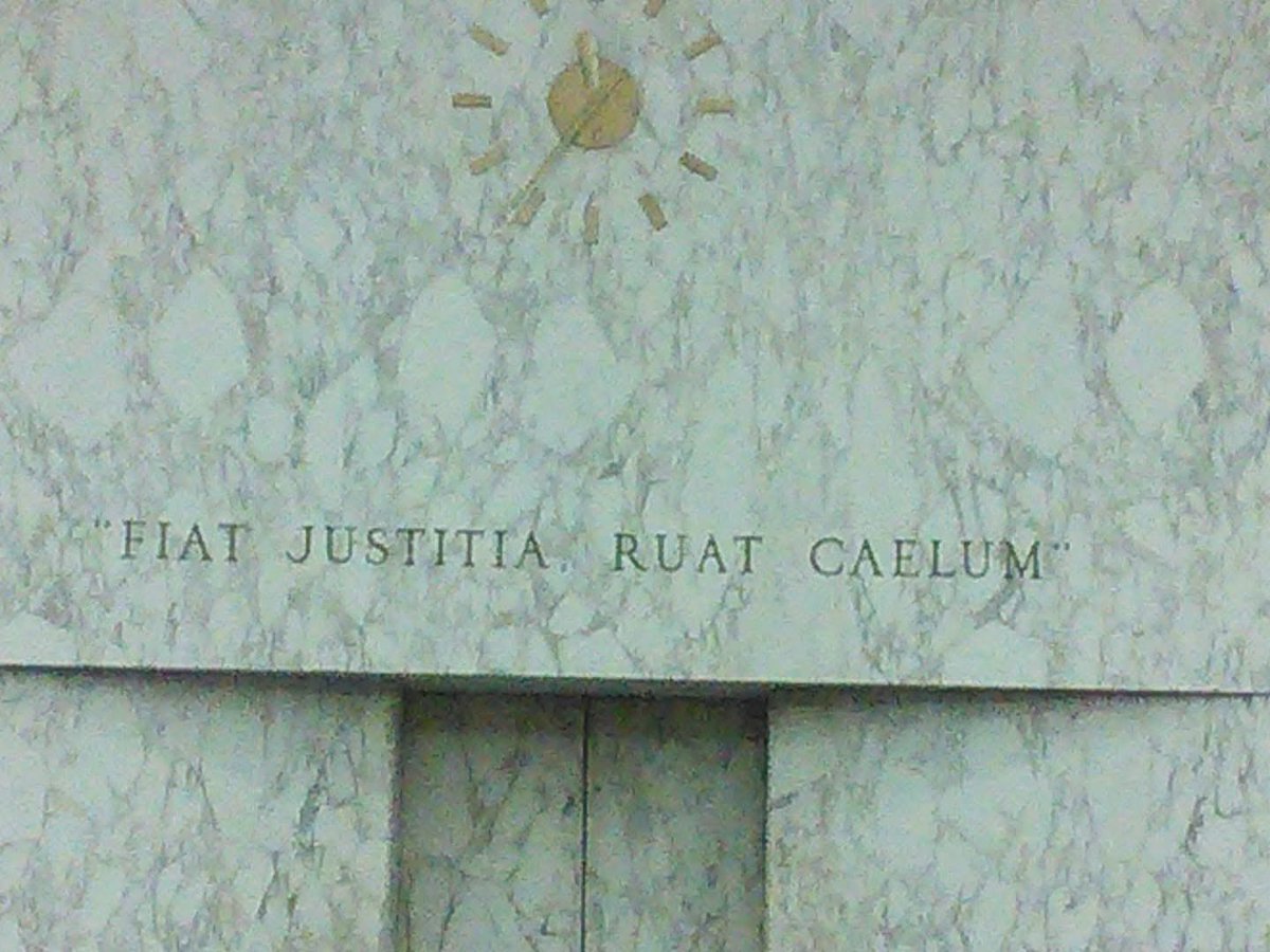 Yurt dışında kendim çekmiştim.
Çünkü sonuna kadar savunduğum siyasi felsefemin bir parçası.
İnternette bulup da paylaşmadım.
Gök kubbe yıkılsa da adalet yerini 
bulsun”