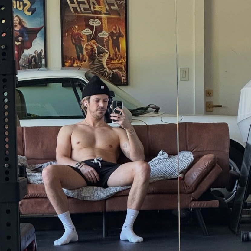 leorrow's tweet image. E o Grant Gustin que tingiu o cabelo pra loiro e ficou ainda mais parecido com o Barry Allen dos quadrinhos