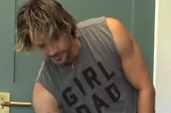 leorrow's tweet image. E o Grant Gustin que tingiu o cabelo pra loiro e ficou ainda mais parecido com o Barry Allen dos quadrinhos