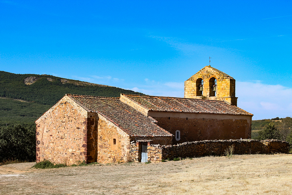 En Alquité (Segovia), cuando el pueblo estaba casi vacío, la campana seguía sonando. Vecinos de localidades cercanas la tocaban en fechas señaladas para evitar que el silencio marcara su desaparición. Un símbolo sencillo de memoria rural y resistencia de los pueblos segovianos.
