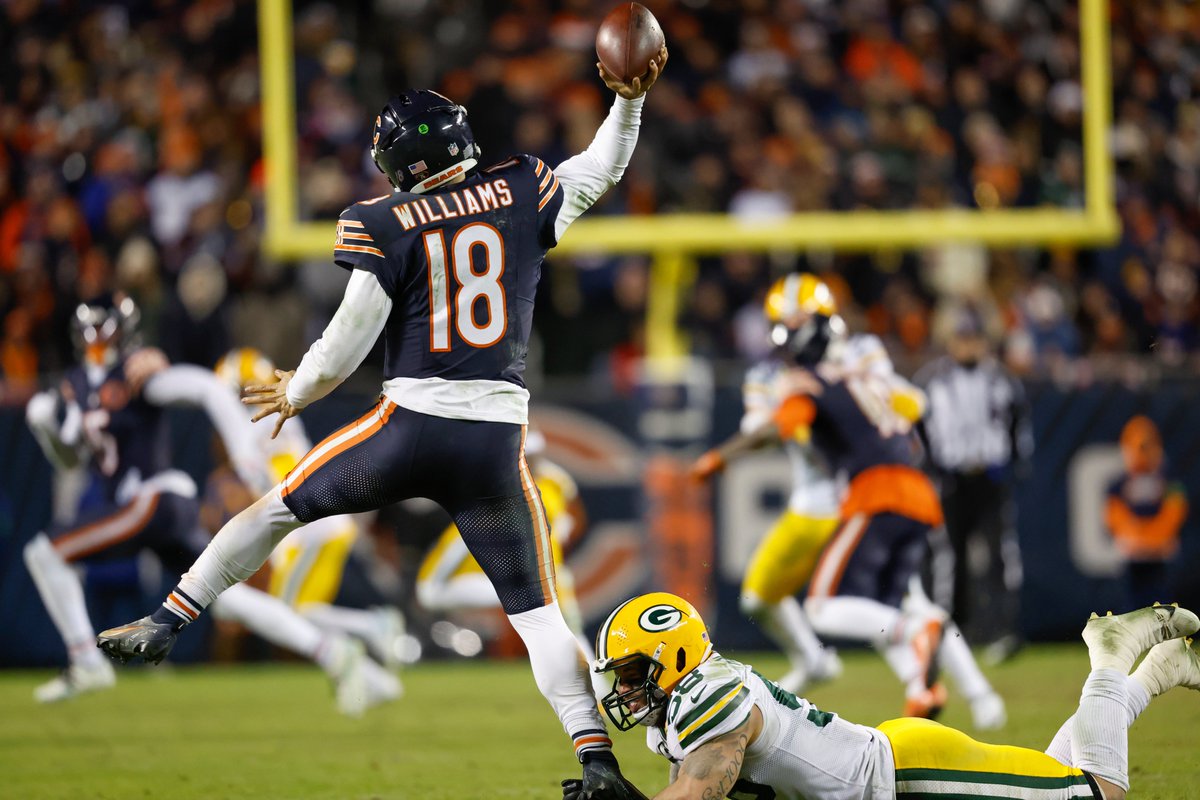 NFL_Researcher's tweet image. The Bears offense in the 4th quarter this season, including playoffs…
 
🔸PPG: 9.6 (1st)
🔸Points/drive: 3.5 (1st)
🔸Total YPG: 107.4 (1st)
🔸Yards/play: 5.9 (1st)
🔸Giveaways/game: 0.2 (T-1st)
🔸3rd down conversion rate: 49.3% (1st)
🔸4th-quarter comebacks: 7 (1st)
🔸20+ yard…