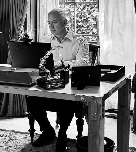 marcvidal's tweet photo. Jeff Bezos fundó Amazon a mediados de los 90 desde una oficina improvisada, con recursos mínimos.
Para ahorrar dinero, usó una puerta reciclada como escritorio.
Con el tiempo, aquel escritorio se convirtió en un símbolo cultural dentro de Amazon. Todavía la utiliza. https://t.co/uHOKmWFRhe