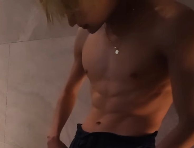 sujemin0301's tweet image. ⬅️ 오시온 얼굴
                                                                      에 상반되는 오시온 몸 ➡️