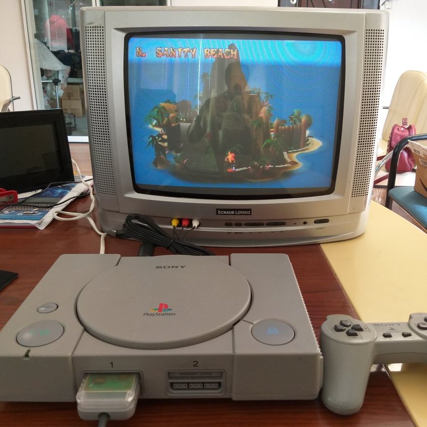 Quando eu era criança, costumava ver o Playstation 1 na locadora e queria muito ter um! Mas eu sabia que não fazia sentido pedir, porque éramos pobres e as prioridades em casa eram outras.

Quando finalmente consegui comprar, eu já era adolescente e estava na fase de sair, ficar