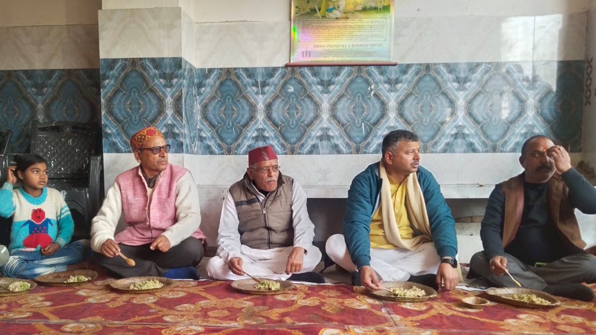 VSK_Uttarakhand's tweet photo. तत्पश्चात प्रांत प्रचारक डॉ. शैलेंद्र जी और सभी ने साथ बैठकर खिचड़ी प्रसाद गृहण किया।
कार्यक्रम में नगर संघचालक, कार्यवाह, विभाग सामाजिक समरसता प्रमुख एवं सेवा बस्ती के सभी नागरिक सम्मलित हुए।
#MakarSankranti | #Khichdi | #Kedarnagar | #Shahnagar | #Dehradun | #Uttarakhand https://t.co/pJFjyC5Qdj