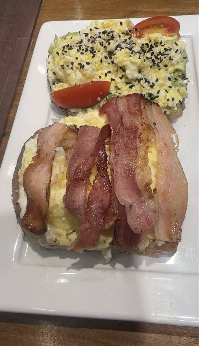 SoyJuanLuna's tweet photo. Aquí en Tucumán desayunas esto por $8500 pesos. Estoy en un bar que se llama Cristóbal Cook en la Galería la Gran VÍA y me encontré con este desayuno glorioso por ese valor. Nada me hace más feliz que buena gastronomía por un precio tan competitivo.

Tucumán tiene todo. https://t.co/UtFzCqy7QW