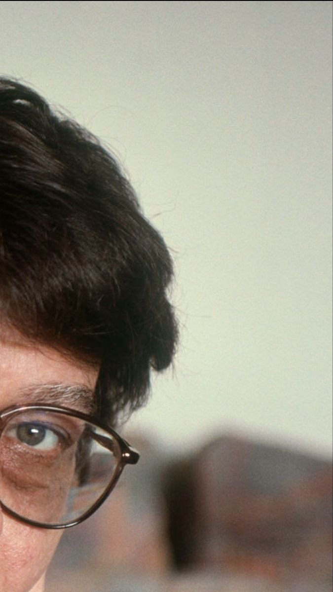 هيَ: هل عرفتَ الحب يومًا؟

هوَ: عندما يأتي الشتاءُ، يصيبني شغفٌ بشيءٍ غائبٍ، أُضفي عليه الاسم، أيّ اسمٍ…وأنسى.

محمود درويش