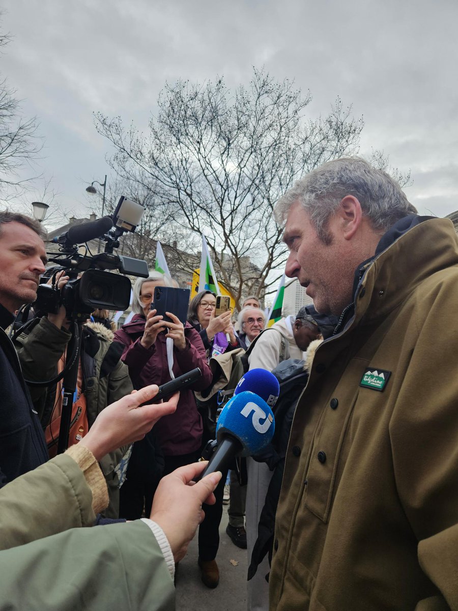 Sortie progressive de nos 52 militants des commissariats des 13eme, 5eme et 18eme arrondissement. Nos porte parole nationaux Stéphane Galais et Fanny Metrat sont déjà sortis. Reste Thomas Gibert.