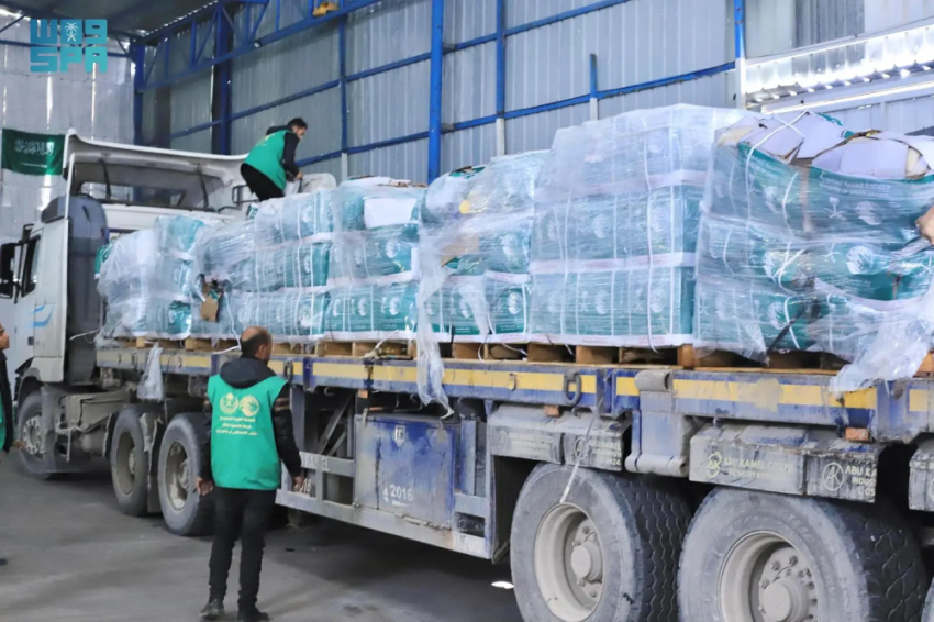 وصول قافلة مساعدات غذائية جديدة مقدّمة من مركز الملك سلمان للإغاثة إلى وسط قطاع غزة 