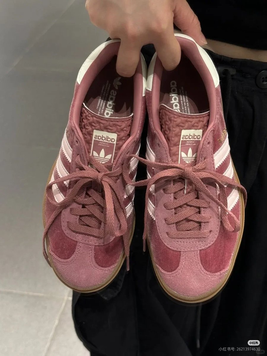 aestyfly's tweet image. Pink sneakers

A thread