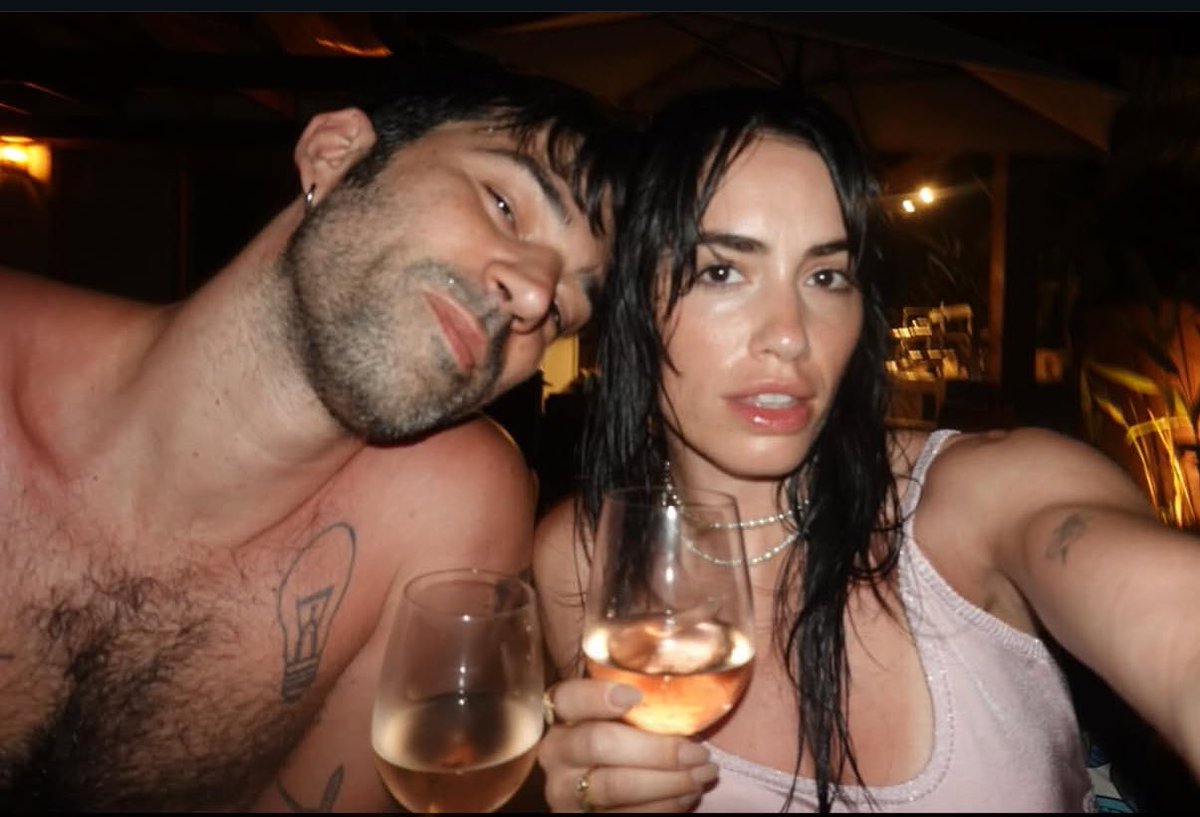 Dr4maland's tweet image. La pinta de mugrientos que tienen estos una foto un poquito más decente no podían elegir para decir que se casan?