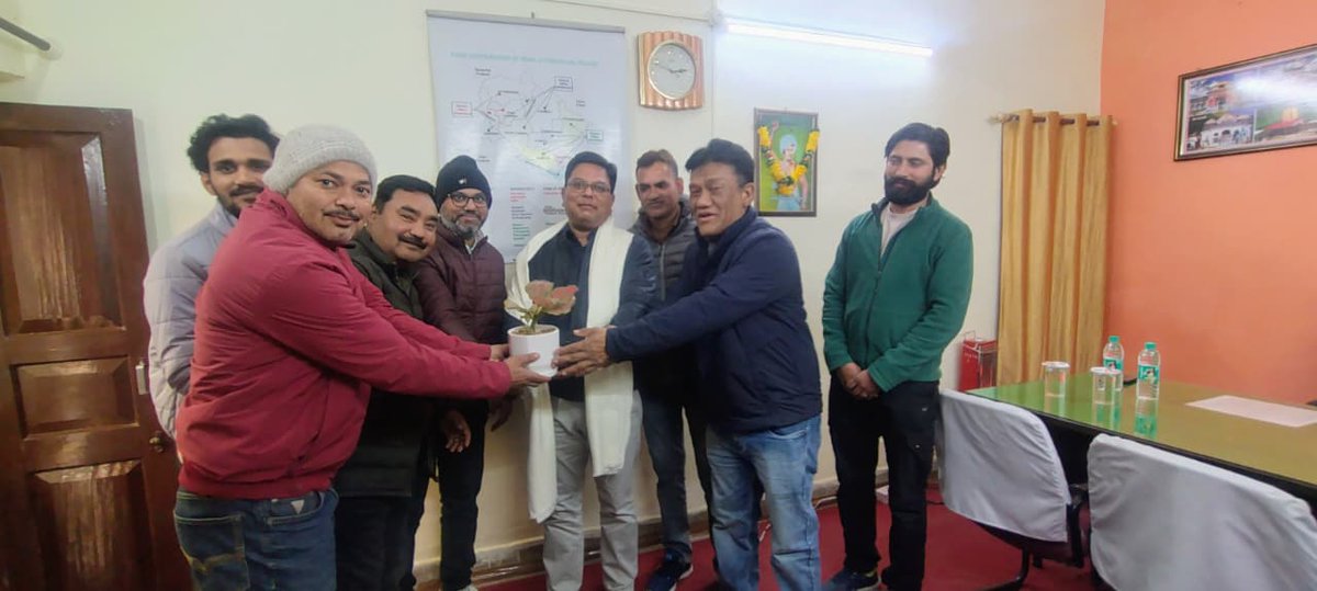 आदरणीय श्री रजत शर्मा, महाप्रबंधक (क्षेत्र), भारतीय खाद्य निगम, उत्तराखण्ड, का आज दिनांक: 15.01.2026 को मण्डल कार्यालय, श्रीनगर (ग.) के आगमन पर मंडल प्रबंधक महोदय के नेतृत्व में सभी अधिकारियों एवं कर्मचारियों द्वारा गर्मजोशी से स्वागत किया गया।