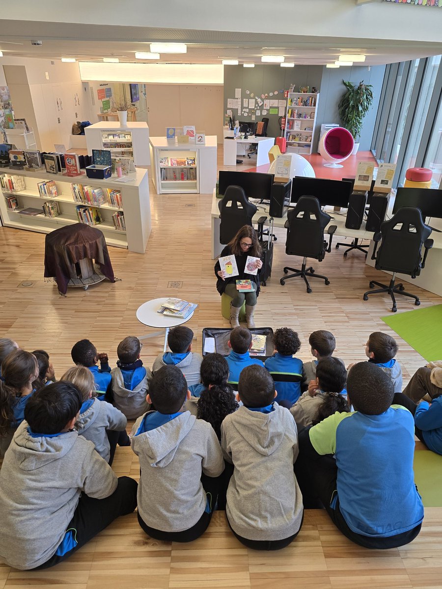 Biblioteca Pilarin Bayés de Vic tweet media