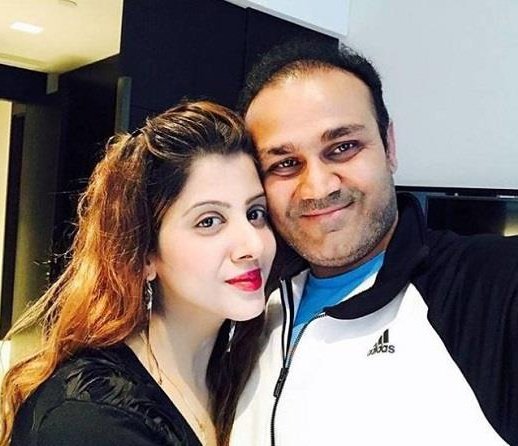 ImSoniya24's tweet photo. ये है Virender Sehwag और Dinesh Kartik 

दोनों के साथ एक जैसा कांड हो गया...

Virender Sehwag और उनकी पत्नी Aarti, दोनों की किसी "तीसरे आदमी" के कारण अलग होने की खबरें है

वहीं Dinesh Kartik की पत्नी ने भी उनके दोस्त Murli Vijay से शादी कर ली थी

ये "तीसरा आदमी" इतना खतरनाक है कि अच्छे खासे रिश्ते भी तोड़ देता हैं

मेरा तो यही कहना है, दोस्त कितना भी करीबी क्यों ना हो घर के बाहर तक ही सीमित रखना चाहिए

आपका इस "तीसरे आदमी" को लेकर क्या कहना हैं ?