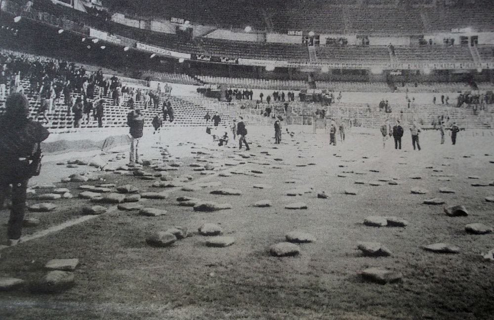 Vosotros sois muy jóvenes, pero hubo una vez un Bernabéu donde la gente podía silbar al palco, a los jugadores y expresarse libremente sin títeres en la grada que trataran de impedirlo.
#FlorentinoDimision